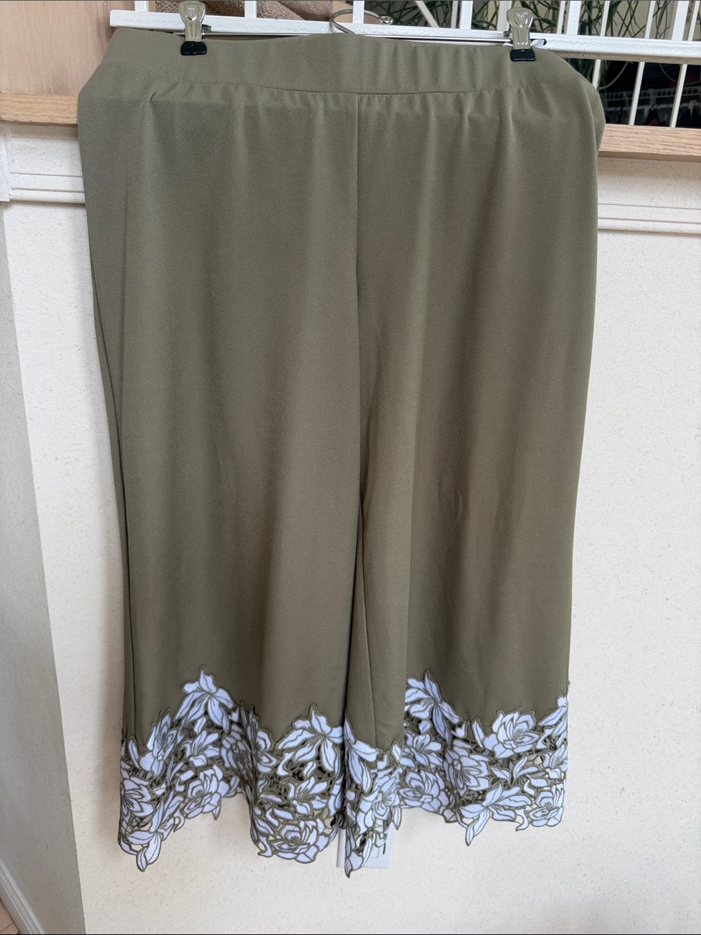 Isaac Mizrahi Olive Green Cropped Wide-Leg Capris with White Floral Hem